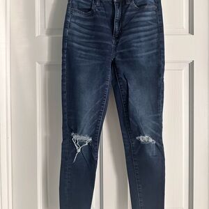 AEO distressed super hi-rise jegging